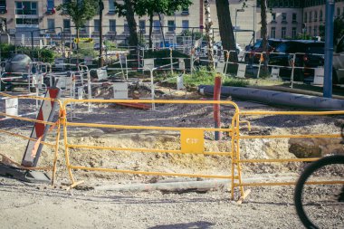 Reims, Fransa, 15 Mayıs 2025 Rue Gambetta 'da yenileme çalışmaları. Reims 'in en eski sokaklarından birini modernize edecek bu büyük projeyi gerçekleştirmek için kamu hizmetleri ekipmanları seferber ediliyor.