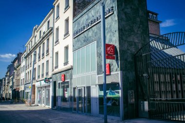 Reims, Fransa, 15 Mayıs 2025 Rue Gambetta 'da yenileme çalışmaları. Reims 'in en eski sokaklarından birini modernize edecek bu büyük projeyi gerçekleştirmek için kamu hizmetleri ekipmanları seferber ediliyor.