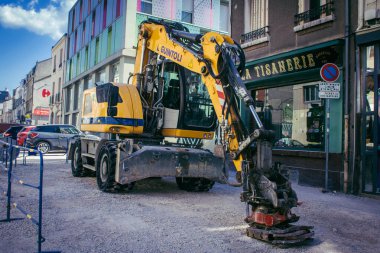 Reims, Fransa, 15 Mayıs 2025 Rue Gambetta 'da yenileme çalışmaları. Reims 'in en eski sokaklarından birini modernize edecek bu büyük projeyi gerçekleştirmek için kamu hizmetleri ekipmanları seferber ediliyor.