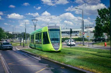 Reims, Fransa, 15 Mayıs 2025 Fransa 'da ikonik bir şehir olan Reims sokaklarından modern bir elektrikli tramvay geçiyor. Bu, şehri dolaşmak için hızlı ve ekonomik bir yol..