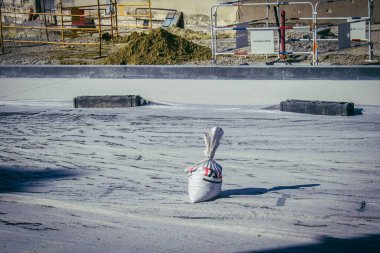 Reims, Fransa, 15 Mayıs 2025 Rue Gambetta 'da yenileme çalışmaları. Reims 'in en eski sokaklarından birini modernize edecek bu büyük projeyi gerçekleştirmek için kamu hizmetleri ekipmanları seferber ediliyor.