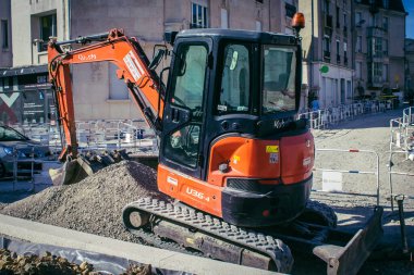 Reims, Fransa, 15 Mayıs 2025 Rue Gambetta 'da yenileme çalışmaları. Reims 'in en eski sokaklarından birini modernize edecek bu büyük projeyi gerçekleştirmek için kamu hizmetleri ekipmanları seferber ediliyor.