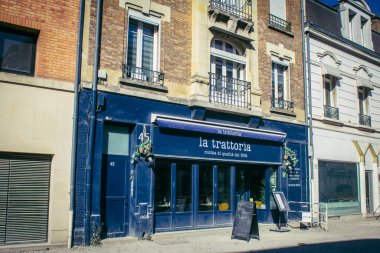 Reims, Fransa, 15 Mayıs 2025 Reims şehri ve cepheleri. Kentsel mimari, Fransa 'nın en büyük kentlerinden birinde modern yapı ve tarihi yapıları harmanlayan olağanüstü bir yapı.