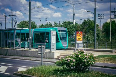 Reims, Fransa, 15 Mayıs 2025 Fransa 'da ikonik bir şehir olan Reims sokaklarından modern bir elektrikli tramvay geçiyor. Bu, şehri dolaşmak için hızlı ve ekonomik bir yol..