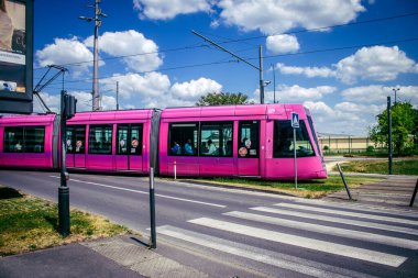 Reims, Fransa, 15 Mayıs 2025 Fransa 'da ikonik bir şehir olan Reims sokaklarından modern bir elektrikli tramvay geçiyor. Bu, şehri dolaşmak için hızlı ve ekonomik bir yol..