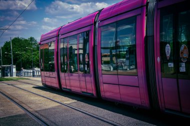 Reims, Fransa, 15 Mayıs 2025 Fransa 'da ikonik bir şehir olan Reims sokaklarından modern bir elektrikli tramvay geçiyor. Bu, şehri dolaşmak için hızlı ve ekonomik bir yol..