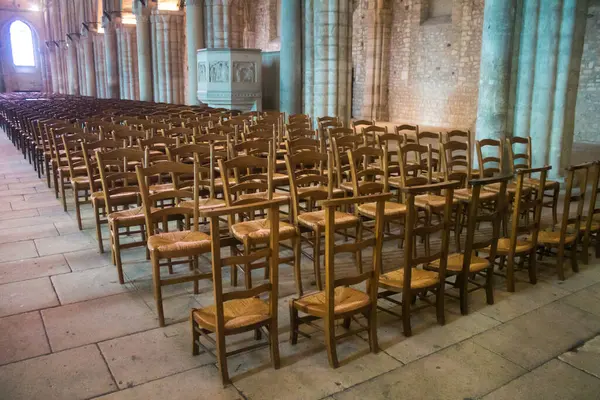 Reims, Fransa, 15 Mayıs 2025 Saint-Remi Bazilikası, Reims 'de bir ortaçağ manastırı kilisesidir. 11. yüzyılda kurulmuş ve Kuzey Fransa 'nın en büyük Romanesk kilisesidir..