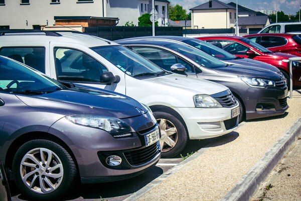 Реймс, Франция, 15 мая 2025 года, паркуется на улицах Реймса. Парковочных мест много, и часто они бесплатны за пределами центра города.