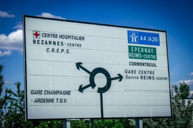 Reims, Fransa, 22 Mayıs 2025 Reims caddelerindeki tabela. Bilgileri sürücüler için gereklidir ve genellikle yol kenarında ve görünür durumdadır..