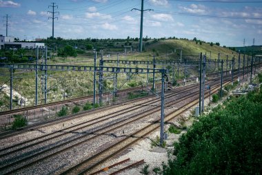 Reims, Fransa, 22 Mayıs 2025 Reims yakınlarındaki Champagne kırsalında demiryolu. TGV hızlı tren hattı Fransa 'daki bütün şehirleri birbirine bağlıyor.