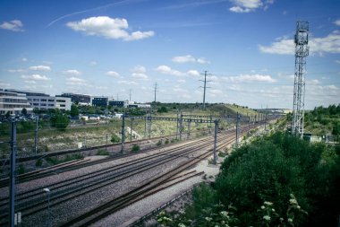 Reims, Fransa, 22 Mayıs 2025 Reims yakınlarındaki Champagne kırsalında demiryolu. TGV hızlı tren hattı Fransa 'daki bütün şehirleri birbirine bağlıyor.