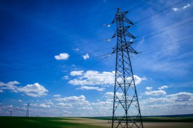 Reims, Fransa, 22 Mayıs 2025 Champagne peyzajı Fransa 'nın Reims kenti yakınlarında. İlkbaharda, Şampanya ovasındaki mısır gevreği tarlaları büyümeye ve ufku yoğun bir yeşille kaplamaya başlar..