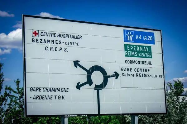 Reims, Fransa, 22 Mayıs 2025 Reims caddelerindeki tabela. Bilgileri sürücüler için gereklidir ve genellikle yol kenarında ve görünür durumdadır..