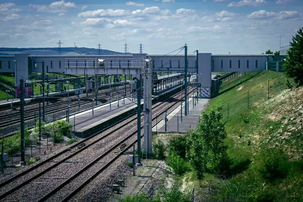 Reims, Fransa, 22 Mayıs 2025 Reims yakınlarındaki Champagne kırsalında demiryolu. TGV hızlı tren hattı Fransa 'daki bütün şehirleri birbirine bağlıyor.