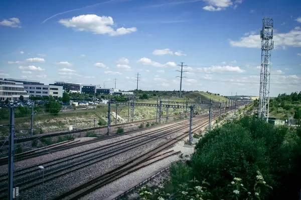 Reims, Fransa, 22 Mayıs 2025 Reims yakınlarındaki Champagne kırsalında demiryolu. TGV hızlı tren hattı Fransa 'daki bütün şehirleri birbirine bağlıyor.