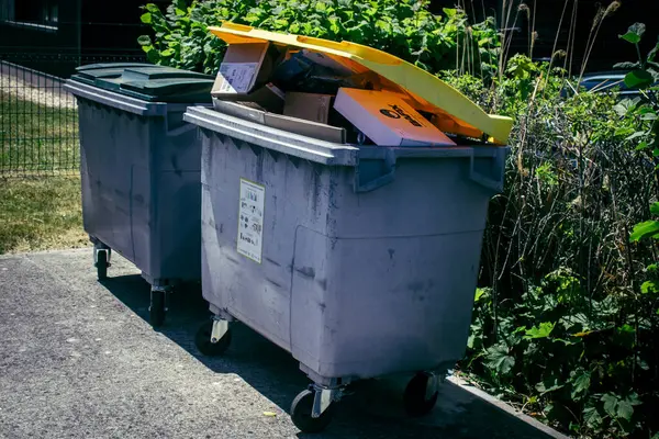 Reims, Fransa, 22 Mayıs 2025 Reims sokaklarındaki bir çöp konteynırının görüntüsü. Seçici atık ayıklama Fransa 'da zorunludur. Ev atıkları her gün, sabah ve akşam toplanır..