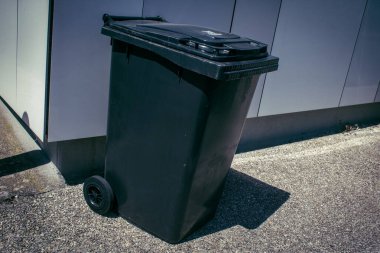 Reims, Fransa, 22 Mayıs 2025 Reims sokaklarındaki bir çöp konteynırının görüntüsü. Seçici atık ayıklama Fransa 'da zorunludur. Ev atıkları her gün, sabah ve akşam toplanır..