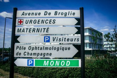Reims, Fransa, 22 Mayıs 2025 Reims caddelerindeki tabela. Bilgileri sürücüler için gereklidir ve genellikle yol kenarında ve görünür durumdadır..