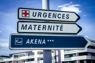 Reims, Fransa, 22 Mayıs 2025 Reims caddelerindeki tabela. Bilgileri sürücüler için gereklidir ve genellikle yol kenarında ve görünür durumdadır..