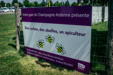 Reims, Fransa, 22 Mayıs 2025 Reims TGV tren istasyonunun bahçesine yerel arı yetiştiricileri yerleştirildi. Arılar polen toplar ve yerel çiçeklerden bal yaparlar..