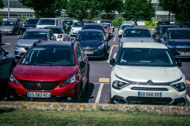 Reims, Fransa, 22 Mayıs 2025 Reims sokaklarına park edilmiş arabalar. Park yerleri çok kalabalık ve şehir merkezinin dışında genellikle bedava..