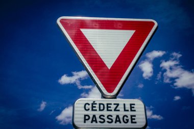 Reims, Fransa, 22 Mayıs 2025 Reims caddelerindeki tabela. Bilgileri sürücüler için gereklidir ve genellikle yol kenarında ve görünür durumdadır..