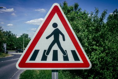 Reims, Fransa, 22 Mayıs 2025 Reims caddelerindeki tabela. Bilgileri sürücüler için gereklidir ve genellikle yol kenarında ve görünür durumdadır..