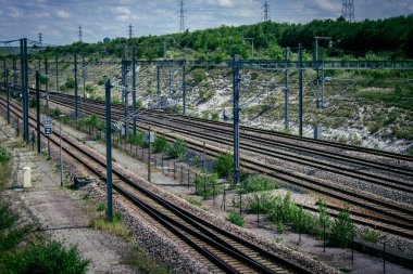 Reims, Fransa, 22 Mayıs 2025 Reims yakınlarındaki Champagne kırsalında demiryolu. TGV hızlı tren hattı Fransa 'daki bütün şehirleri birbirine bağlıyor.