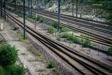 Reims, Fransa, 22 Mayıs 2025 Reims yakınlarındaki Champagne kırsalında demiryolu. TGV hızlı tren hattı Fransa 'daki bütün şehirleri birbirine bağlıyor.