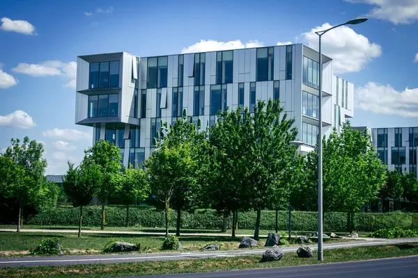 Reims, Fransa, 22 Mayıs 2025 Reims-Bezannes PolyClinical, Fransa 'nın en iyi kliniklerinden biri olarak kabul edilir. Kamu sağlığı misyonu, asistanları eşliğinde bir grup doktor tarafından yürütülür..