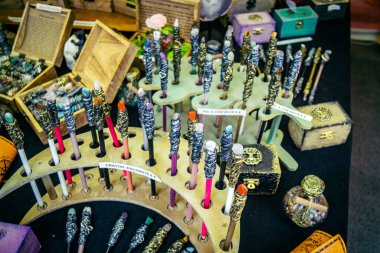 Reims, Fransa, 31 Mayıs 2025 Turistler, Jean d 'Arc önderliğindeki Charles VII' nin taç giyme törenine 17 Temmuz 1429 'da Reims Katedrali' nde katıldılar..