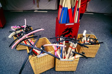 Reims, Fransa, 31 Mayıs 2025 Turistler, Jean d 'Arc önderliğindeki Charles VII' nin taç giyme törenine 17 Temmuz 1429 'da Reims Katedrali' nde katıldılar..