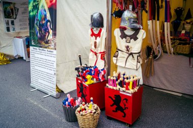 Reims, Fransa, 31 Mayıs 2025 Turistler, Jean d 'Arc önderliğindeki Charles VII' nin taç giyme törenine 17 Temmuz 1429 'da Reims Katedrali' nde katıldılar..