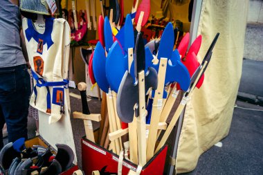 Reims, Fransa, 31 Mayıs 2025 Turistler, Jean d 'Arc önderliğindeki Charles VII' nin taç giyme törenine 17 Temmuz 1429 'da Reims Katedrali' nde katıldılar..