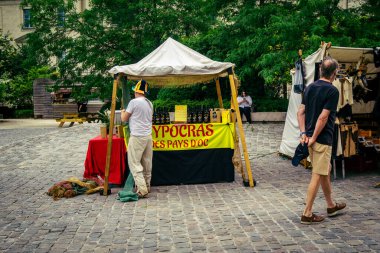 Reims, Fransa, 31 Mayıs 2025 Turistler, Jean d 'Arc önderliğindeki Charles VII' nin taç giyme törenine 17 Temmuz 1429 'da Reims Katedrali' nde katıldılar..