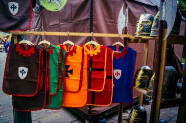 Reims, Fransa, 31 Mayıs 2025 Turistler, Jean d 'Arc önderliğindeki Charles VII' nin taç giyme törenine 17 Temmuz 1429 'da Reims Katedrali' nde katıldılar..