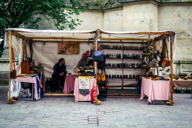 Reims, Fransa, 31 Mayıs 2025 Turistler, Jean d 'Arc önderliğindeki Charles VII' nin taç giyme törenine 17 Temmuz 1429 'da Reims Katedrali' nde katıldılar..