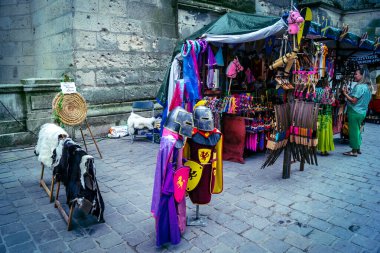 Reims, Fransa, 31 Mayıs 2025 Turistler, Jean d 'Arc önderliğindeki Charles VII' nin taç giyme törenine 17 Temmuz 1429 'da Reims Katedrali' nde katıldılar..