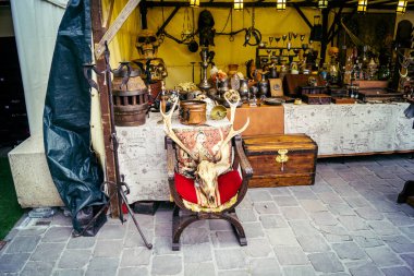 Reims, Fransa, 31 Mayıs 2025 Turistler, Jean d 'Arc önderliğindeki Charles VII' nin taç giyme törenine 17 Temmuz 1429 'da Reims Katedrali' nde katıldılar..