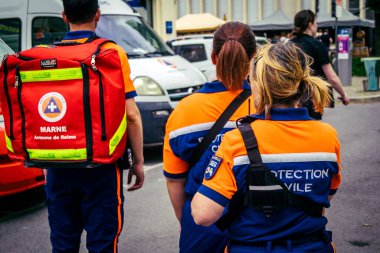 Reims, Fransa, 31 Mayıs 2025 Turistler, Jean d 'Arc önderliğindeki Charles VII' nin taç giyme törenine 17 Temmuz 1429 'da Reims Katedrali' nde katıldılar..