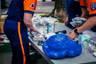 Reims, Fransa, 31 Mayıs 2025 Turistler, Jean d 'Arc önderliğindeki Charles VII' nin taç giyme törenine 17 Temmuz 1429 'da Reims Katedrali' nde katıldılar..