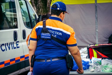 Reims, Fransa, 31 Mayıs 2025 Turistler, Jean d 'Arc önderliğindeki Charles VII' nin taç giyme törenine 17 Temmuz 1429 'da Reims Katedrali' nde katıldılar..