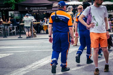 Reims, Fransa, 31 Mayıs 2025 Turistler, Jean d 'Arc önderliğindeki Charles VII' nin taç giyme törenine 17 Temmuz 1429 'da Reims Katedrali' nde katıldılar..
