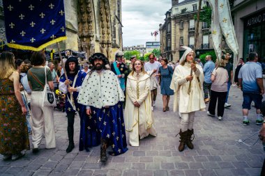 Reims, Fransa, 31 Mayıs 2025 Turistler, Jean d 'Arc önderliğindeki Charles VII' nin taç giyme törenine 17 Temmuz 1429 'da Reims Katedrali' nde katıldılar..