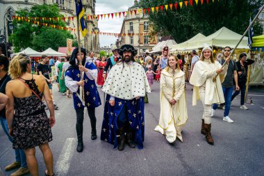 Reims, Fransa, 31 Mayıs 2025 Turistler, Jean d 'Arc önderliğindeki Charles VII' nin taç giyme törenine 17 Temmuz 1429 'da Reims Katedrali' nde katıldılar..