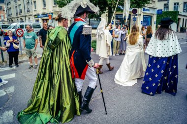 Reims, Fransa, 31 Mayıs 2025 Turistler, Jean d 'Arc önderliğindeki Charles VII' nin taç giyme törenine 17 Temmuz 1429 'da Reims Katedrali' nde katıldılar..