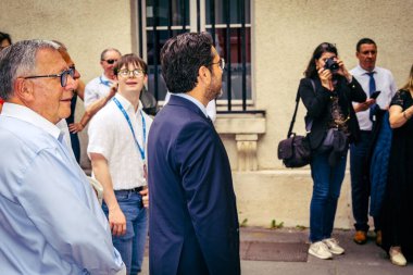 Reims, Fransa, 31 Mayıs 2025 Turistler, Jean d 'Arc önderliğindeki Charles VII' nin taç giyme törenine 17 Temmuz 1429 'da Reims Katedrali' nde katıldılar..