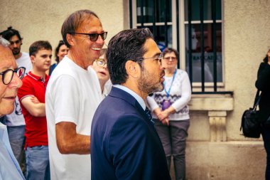 Reims, Fransa, 31 Mayıs 2025 Turistler, Jean d 'Arc önderliğindeki Charles VII' nin taç giyme törenine 17 Temmuz 1429 'da Reims Katedrali' nde katıldılar..