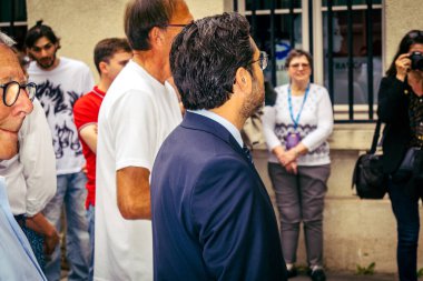 Reims, Fransa, 31 Mayıs 2025 Turistler, Jean d 'Arc önderliğindeki Charles VII' nin taç giyme törenine 17 Temmuz 1429 'da Reims Katedrali' nde katıldılar..