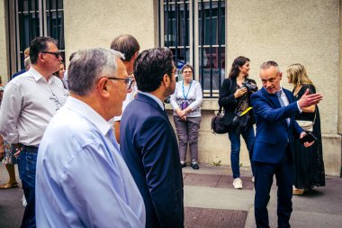 Reims, Fransa, 31 Mayıs 2025 Turistler, Jean d 'Arc önderliğindeki Charles VII' nin taç giyme törenine 17 Temmuz 1429 'da Reims Katedrali' nde katıldılar..